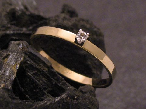 Goldring zart Gold 333 mit Zirkonia in Größe 54,5 von Juwelier Harnisch bis Größe 56/18 auf schwarzem Untergrund.