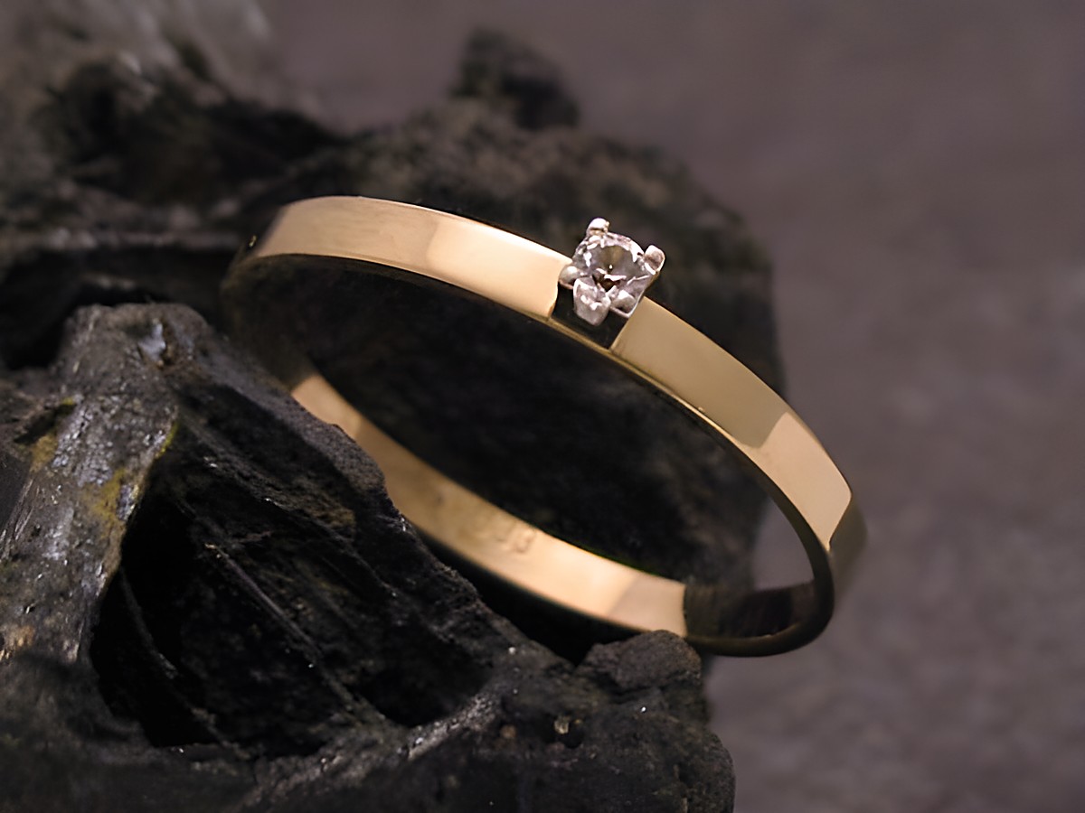 Goldring zart Gold 333 mit Zirkonia in Größe 54,5 von Juwelier Harnisch bis Größe 56/18 auf schwarzem Untergrund.