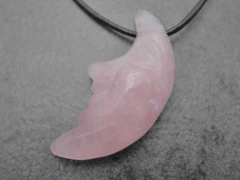 Mondgesicht Anhänger aus pinkem Rosenquarz mit ausdruckstarker Form, einschließlich 1 m Lederband, Juwelier Harnisch, handgefertigt mit Edelsteinen.