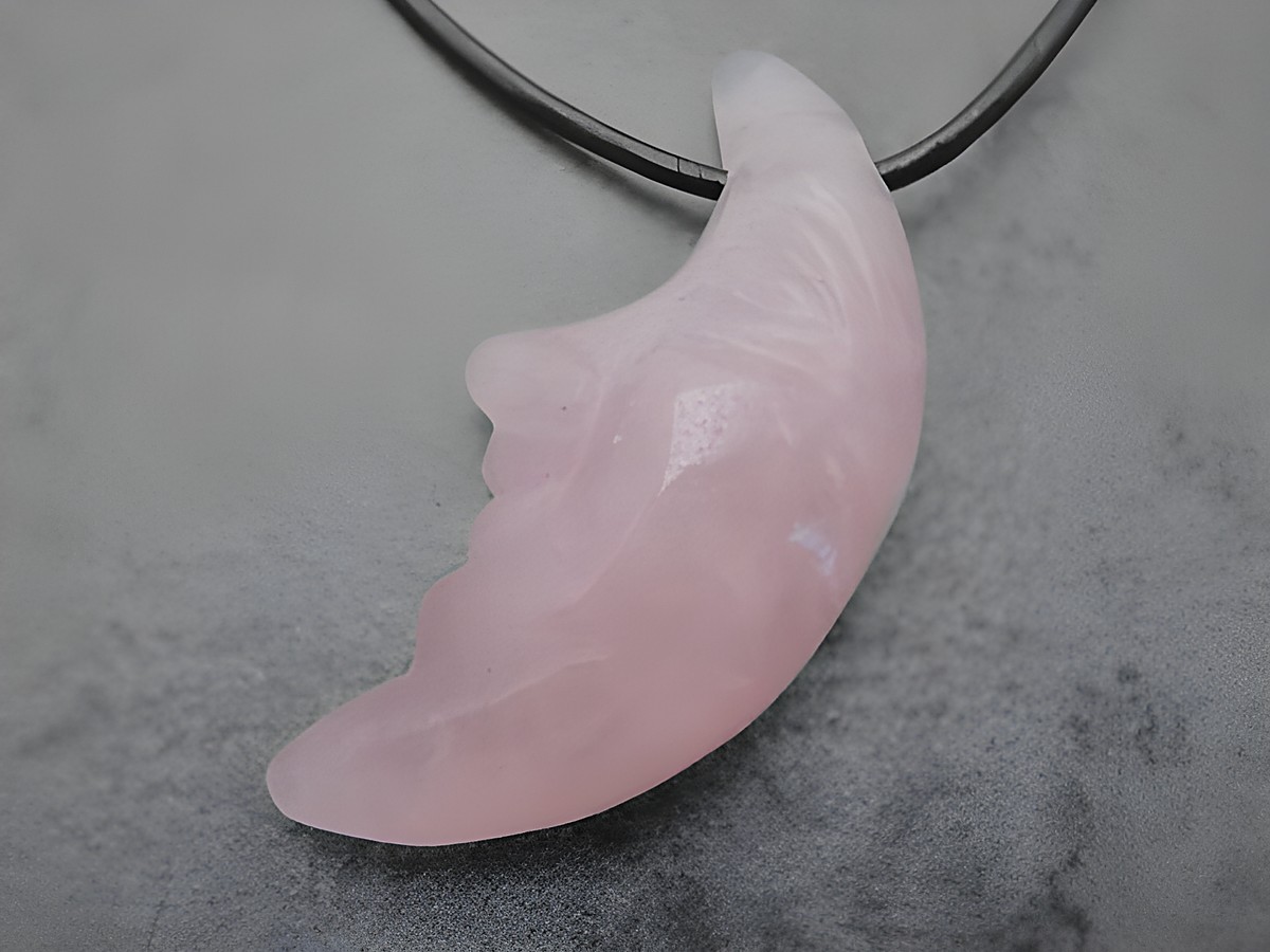 Mondgesicht Anhänger aus pinkem Rosenquarz mit ausdruckstarker Form, einschließlich 1 m Lederband, Juwelier Harnisch, handgefertigt mit Edelsteinen.