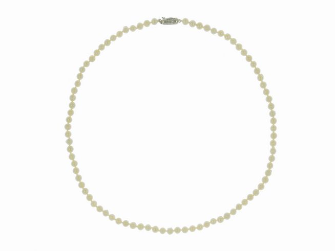 Perlenkette aus Süßwasser-Zuchtperlen in Weiß und Creme, 4,5-5 mm, 45 cm lang, mit Silberverschluss, klassisches Design von Juwelier Harnisch.