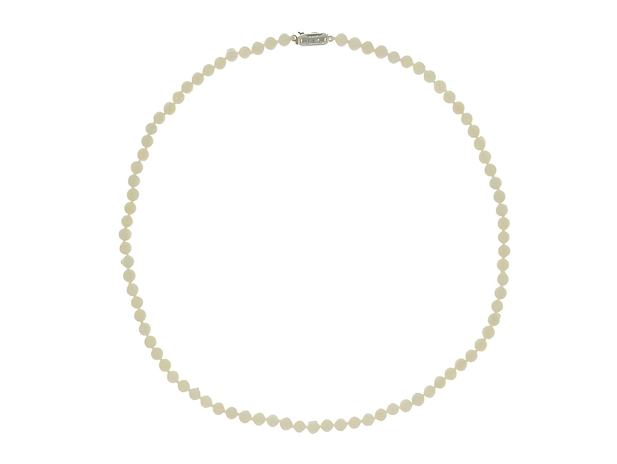 Perlenkette aus Süßwasser-Zuchtperlen in Weiß und Creme, 4,5-5 mm, 45 cm lang, mit Silberverschluss, klassisches Design von Juwelier Harnisch. – Ansicht 2