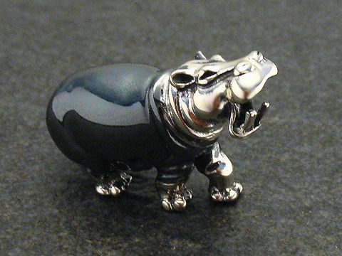 Nilpferd aus Silber stehend und plastisch, 28 mm groß, Hersteller Juwelier Harnisch. Ideal als dekoratives Sammlerstück oder Geschenk für Liebhaber von Tierfiguren.