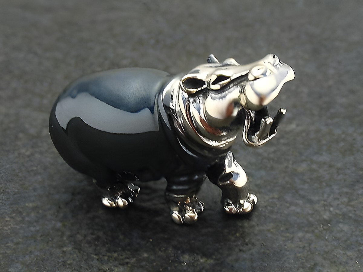 Nilpferd aus Silber stehend und plastisch, 28 mm groß, Hersteller Juwelier Harnisch. Ideal als dekoratives Sammlerstück oder Geschenk für Liebhaber von Tierfiguren.