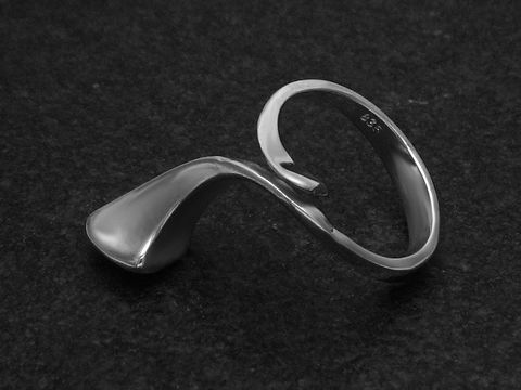 Silberring in origineller, kaum verstellbarer Form, rhodiniert, ohne Stein, gefertigt vom Juwelier Harnisch, zeigt eine geschwungene, moderne Silhouette.