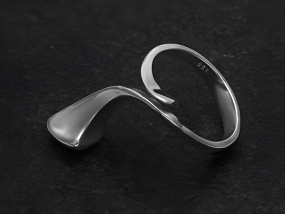 Silberring in origineller, kaum verstellbarer Form, rhodiniert, ohne Stein, gefertigt vom Juwelier Harnisch, zeigt eine geschwungene, moderne Silhouette.