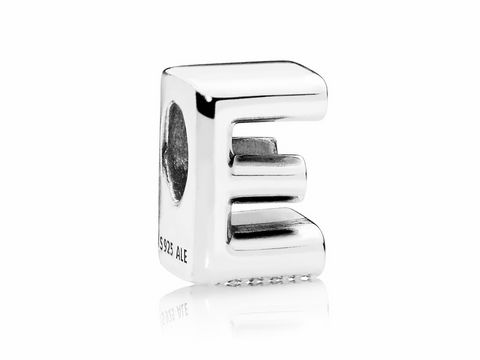 Pandora Charm Buchstabe E aus 925 Sterling Silber, glänzend und modern gestaltet, ideal für individuelle Armbänder und personalisierte Schmuckstücke.
