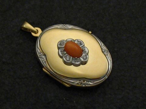 Medalion aus Gelbgold 333 mit bicolor Design, mit einem Koralle natur Cabochon und Brillanten verziert, gefertigt vom Juwelier Harnisch. Elegantes Schmuckstück mit einem klassischen Look.