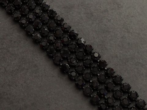 Strass Armband in pompösem Design, schwarzer Farbton, Länge 19,5 cm, von Juwelier Harnisch, hochwertiges Schmuckstück, ideal für elegante Anlässe.