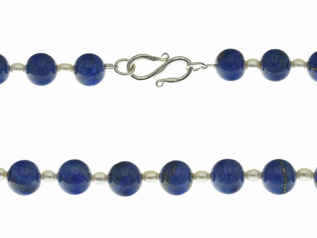 Steinkette 44 cm in Blau und Weiß, bestehend aus Süßwasser Zuchtperlen und Lapislazuli, mit einem eleganten Verschluss von Juwelier Harnisch, ideal für stilvolle Akzente.