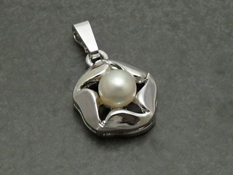 Silber Anhänger Echte Zuchtperle - Tolles Design von Juwelier Harnisch, Perlenanhänger mit einer schimmernden Perle in einer filigranen Silberfassung.