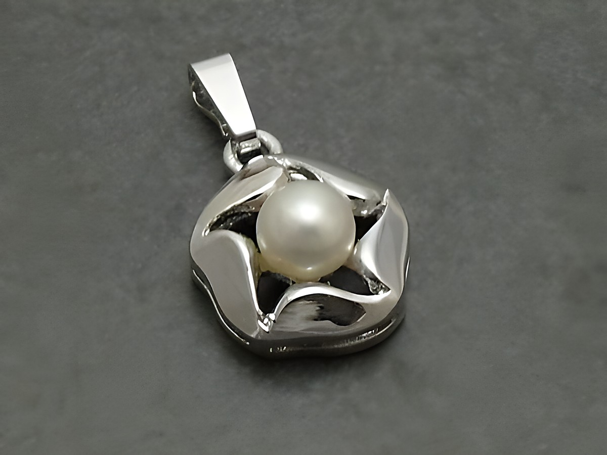 Silber Anhänger Echte Zuchtperle - Tolles Design von Juwelier Harnisch, Perlenanhänger mit einer schimmernden Perle in einer filigranen Silberfassung.