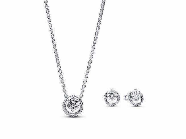 Schmuckset von Pandora bestehend aus einer eleganten Halskette mit Zirkonia-Anhänger und passenden Ohrringen in Silberglanz. Perfekt für besondere Anlässe oder als Geschenk.
