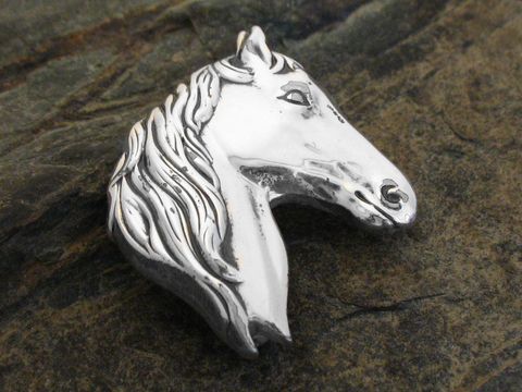Brosche mit dem Motiv eines Pferdekopfes aus 925 Sterling Silber, Hersteller Juwelier Harnisch, detailreiche Ausarbeitung, glänzende Oberfläche, dekorativ und elegant.