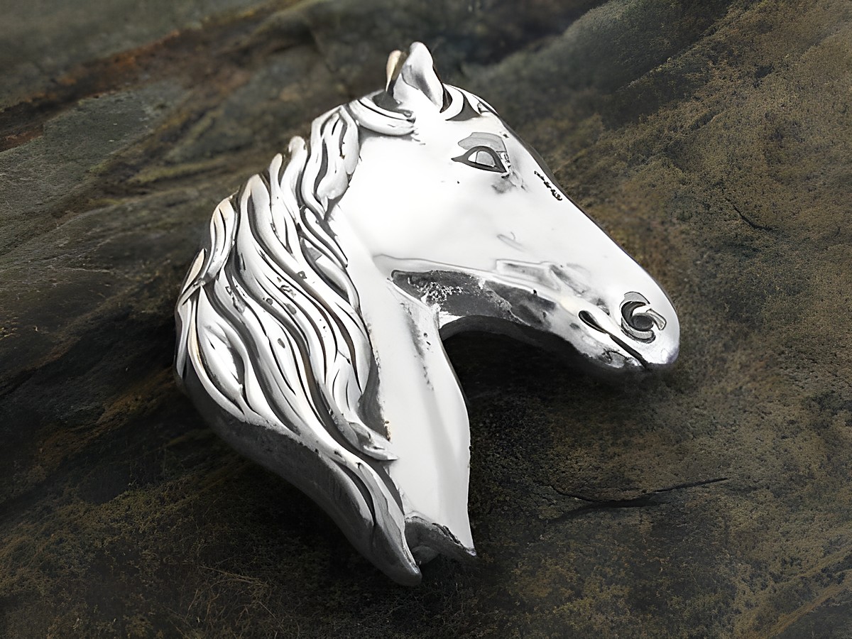 Brosche mit dem Motiv eines Pferdekopfes aus 925 Sterling Silber, Hersteller Juwelier Harnisch, detailreiche Ausarbeitung, glänzende Oberfläche, dekorativ und elegant.