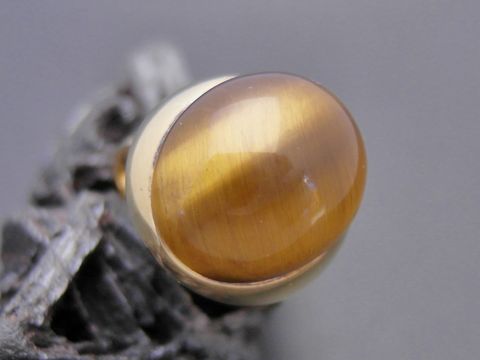 Pompöser Goldring in den Größen 54-58 aus Gold 333, mit einem ovalen Tigerauge, Hersteller Juwelier Harnisch, bis Größe 56/18, elegantes Schmuckstück für besondere Anlässe.