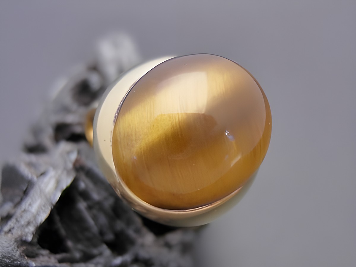 Pompöser Goldring in den Größen 54-58 aus Gold 333, mit einem ovalen Tigerauge, Hersteller Juwelier Harnisch, bis Größe 56/18, elegantes Schmuckstück für besondere Anlässe.