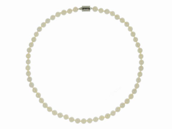 Perlenkette aus Akoya-Zuchtperlen in Weiß mit einem Durchmesser von 7-7,5 mm und einer Länge von 45 cm, Hersteller Juwelier Harnisch, klassisches Design.