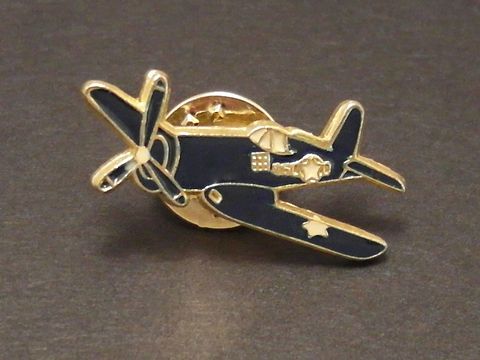 Blauer Segelflugzeug Pin Anstecker von Juwelier Harnisch, kunstvoll gestaltet mit goldenen und blauen Akzenten, ideal als Anstecknadel für Sammler und Flugzeugliebhaber.