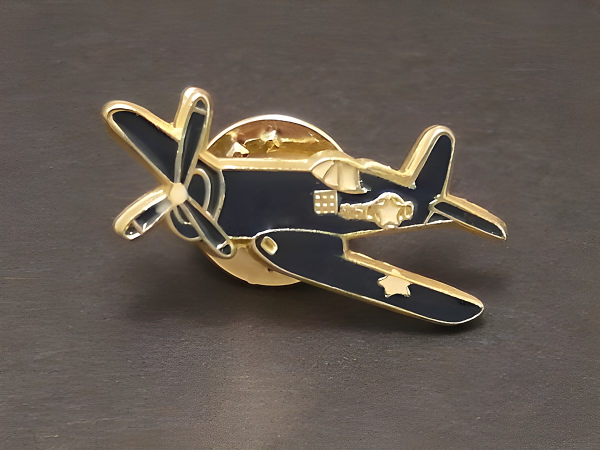 Blauer Segelflugzeug Pin Anstecker von Juwelier Harnisch, kunstvoll gestaltet mit goldenen und blauen Akzenten, ideal als Anstecknadel für Sammler und Flugzeugliebhaber.