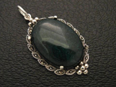 Cabochon Jade grün Silber Medaillon Anhänger mit feiner Verzierungen, hergestellt von Juwelier Harnisch, ein elegantes Schmuckstück aus Cabochonstein für stilvolle Akzente.