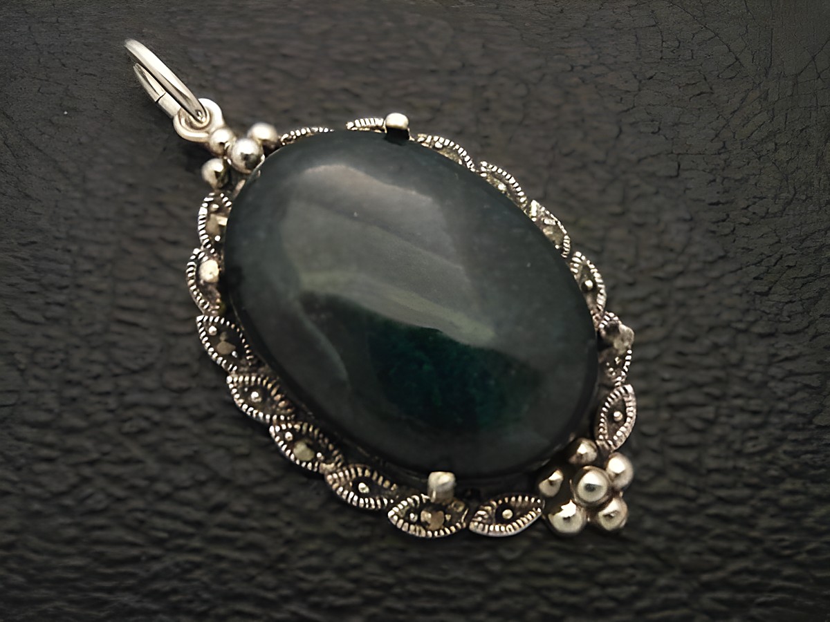 Cabochon Jade grün Silber Medaillon Anhänger mit feiner Verzierungen, hergestellt von Juwelier Harnisch, ein elegantes Schmuckstück aus Cabochonstein für stilvolle Akzente.
