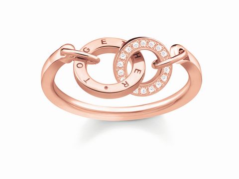 Ring von Thomas Sabo in roségoldem Silber, Modell TR2141-416-40-54, Größe 54, mit Zirkonia, zwei miteinander verbundenen Elementen und gravierter Schrift „TOGETHER“.