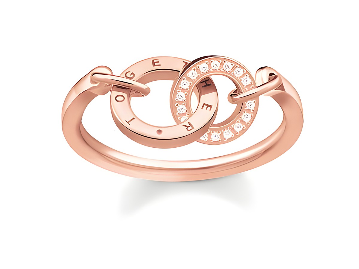 Ring von Thomas Sabo in roségoldem Silber, Modell TR2141-416-40-54, Größe 54, mit Zirkonia, zwei miteinander verbundenen Elementen und gravierter Schrift „TOGETHER“.