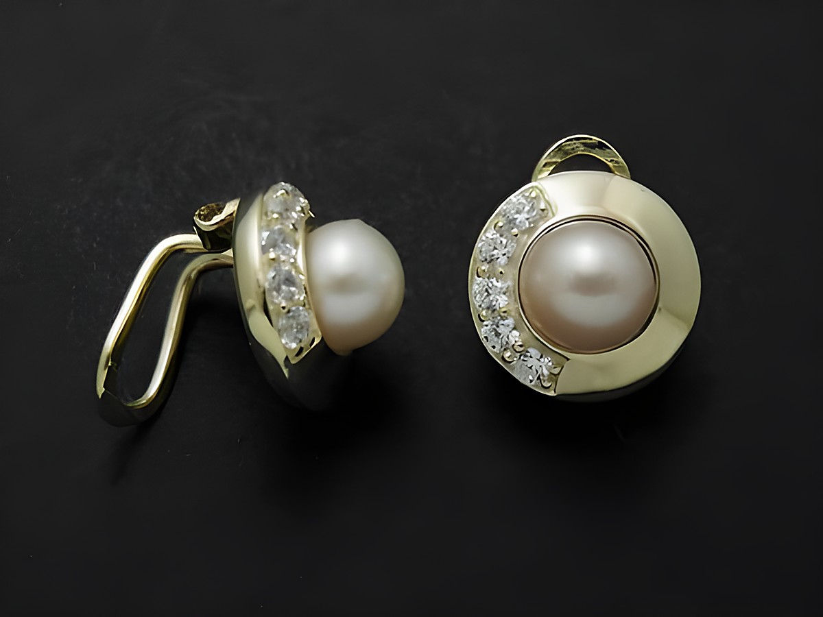 Silber Ohrringe CLIP mit Süßwasserzuchtperle und weißen Zirkonia verführerisch designt, Hersteller Juwelier Harnisch, elegant und stilvoll für besondere Anlässe.