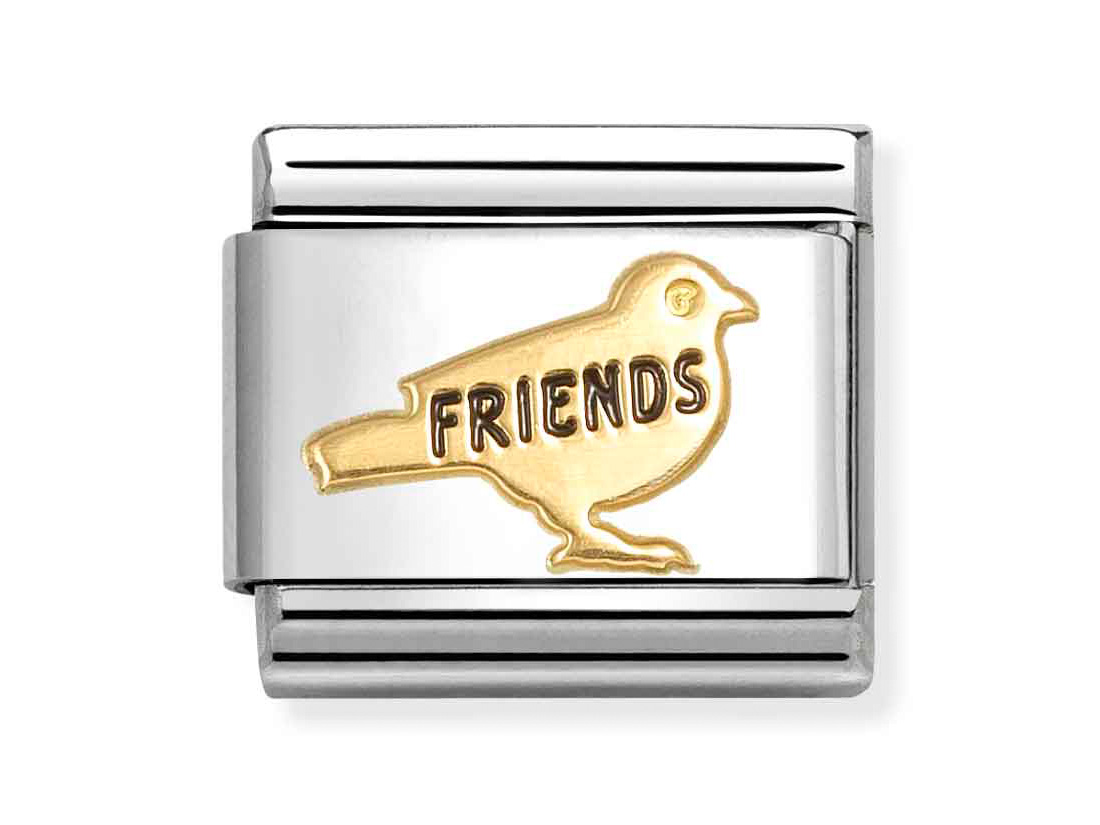 Ein silberner Charm mit einem goldenen Vogelmotiv und der Gravur FRIENDS. Der Charm ist Teil der Kollektion von Pandora und kombiniert klassisches Design mit Emaille.