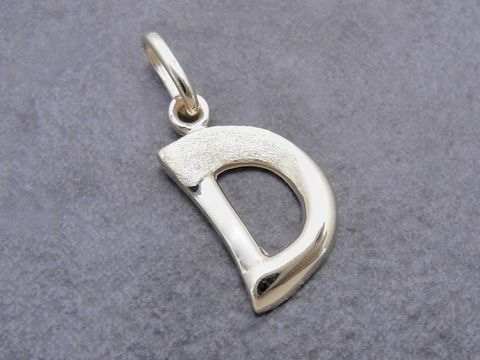Buchstaben Anhänger teilmattiert in Gold 333 mit dem Buchstaben D, hergestellt von Juwelier Harnisch, elegante und moderne Gestaltung, ideal als persönliches Geschenk oder Schmuckstück.