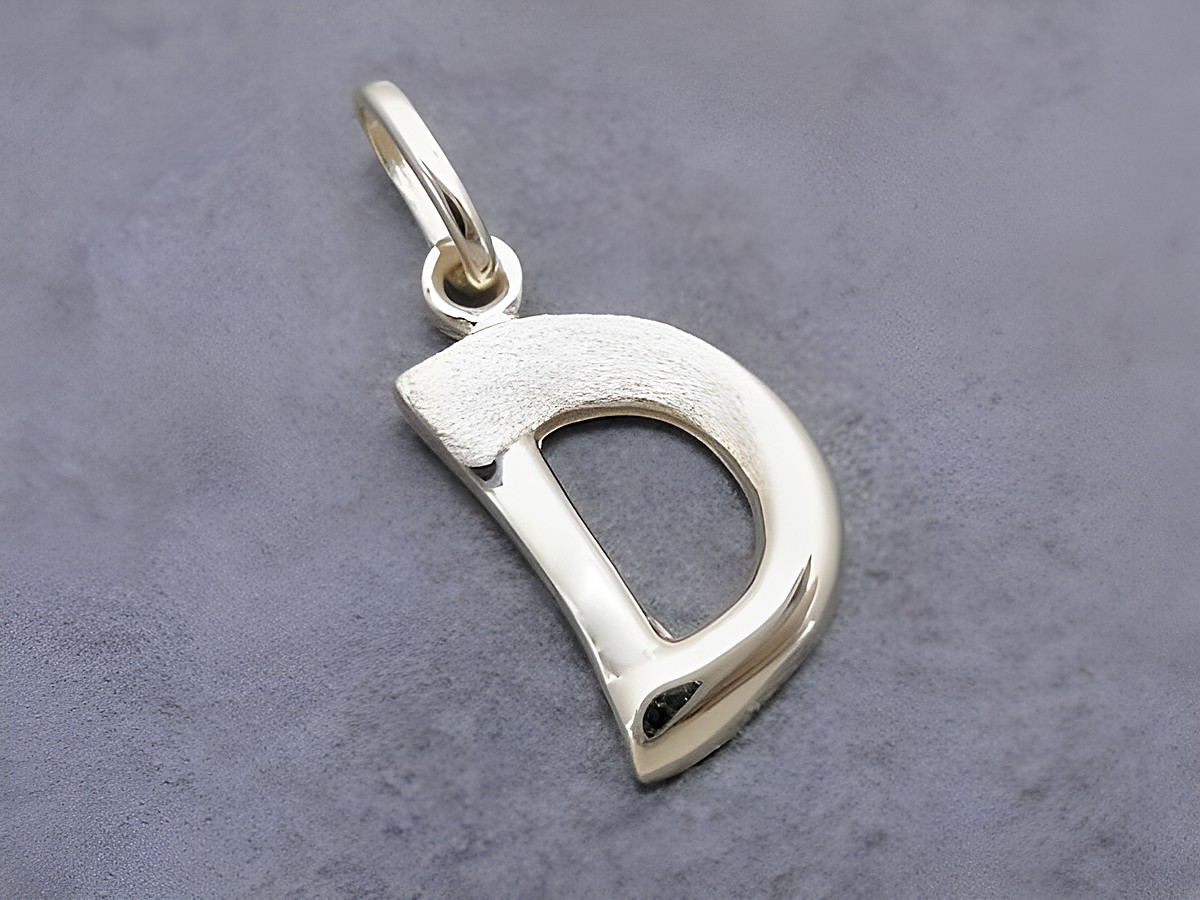 Buchstaben Anhänger teilmattiert in Gold 333 mit dem Buchstaben D, hergestellt von Juwelier Harnisch, elegante und moderne Gestaltung, ideal als persönliches Geschenk oder Schmuckstück.