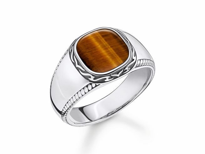 Herrenring von Thomas Sabo aus Sterling Silber mit geschwungenem Design und einem großen Tigerauge in Größe 62. Der Ring hat eine polierte Oberfläche und dekorative Details.
