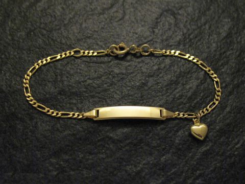 Gravur Armband Gold 585 mit poliertem Herz und Gravurplatte, eine zarte Kette bis 16 cm, von Juwelier Harnisch, ideal als persönliches Geschenk.