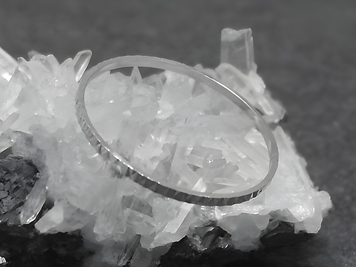 Silber Ring rhodiniert 1mm breit in Größe 56/17,7mm auf einem Kristallhintergrund, Hersteller Juwelier Harnisch, bis Größe 56/17,8.