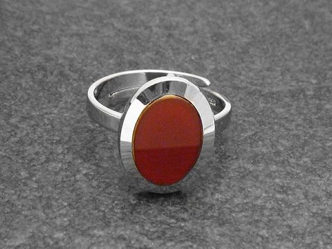 Silberring rho oval in verstellbarer Größe mit Karneolstein, rhodiniert, gefertigt von Juwelier Harnisch. Elegantes Design mit hochwertiger Verarbeitung.