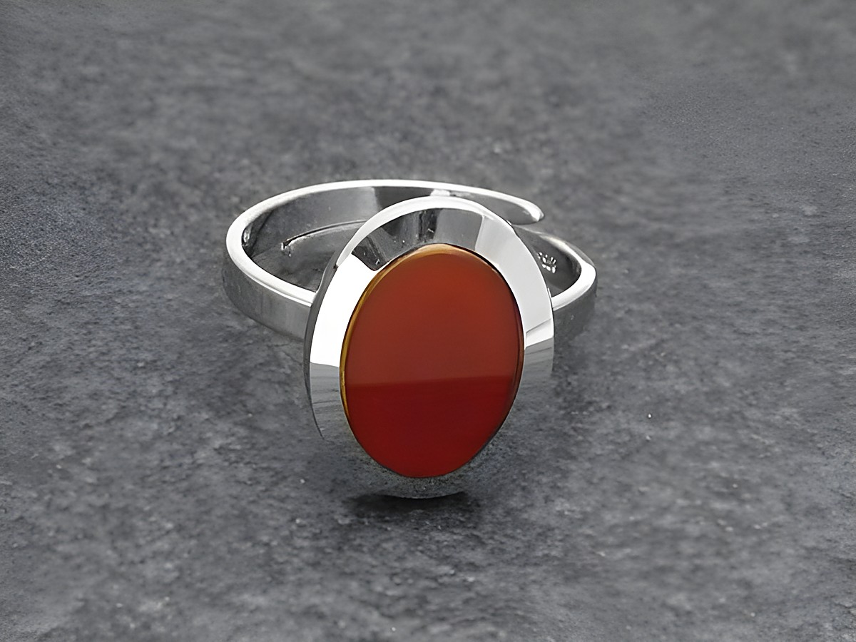 Silberring rho oval in verstellbarer Größe mit Karneolstein, rhodiniert, gefertigt von Juwelier Harnisch. Elegantes Design mit hochwertiger Verarbeitung.