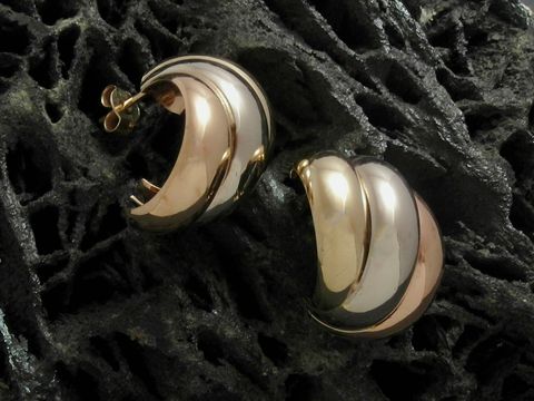 Tricolor Gold 333 Ohrstecker mit einem Durchmesser von 20 mm, hergestellt von Juwelier Harnisch, in eleganter Wellenform. Ideal für jeden Anlass.