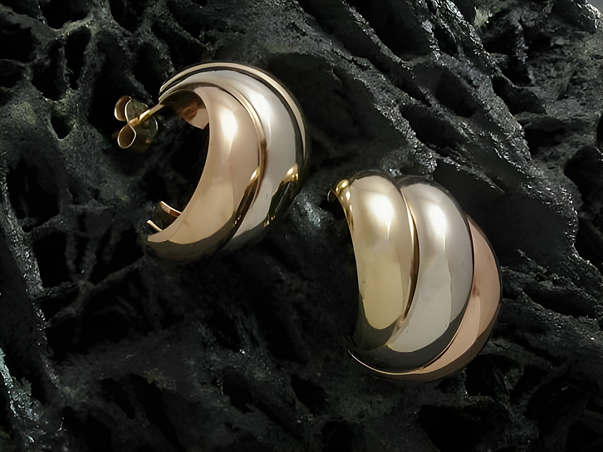 Tricolor Gold 333 Ohrstecker mit einem Durchmesser von 20 mm, hergestellt von Juwelier Harnisch, in eleganter Wellenform. Ideal für jeden Anlass.