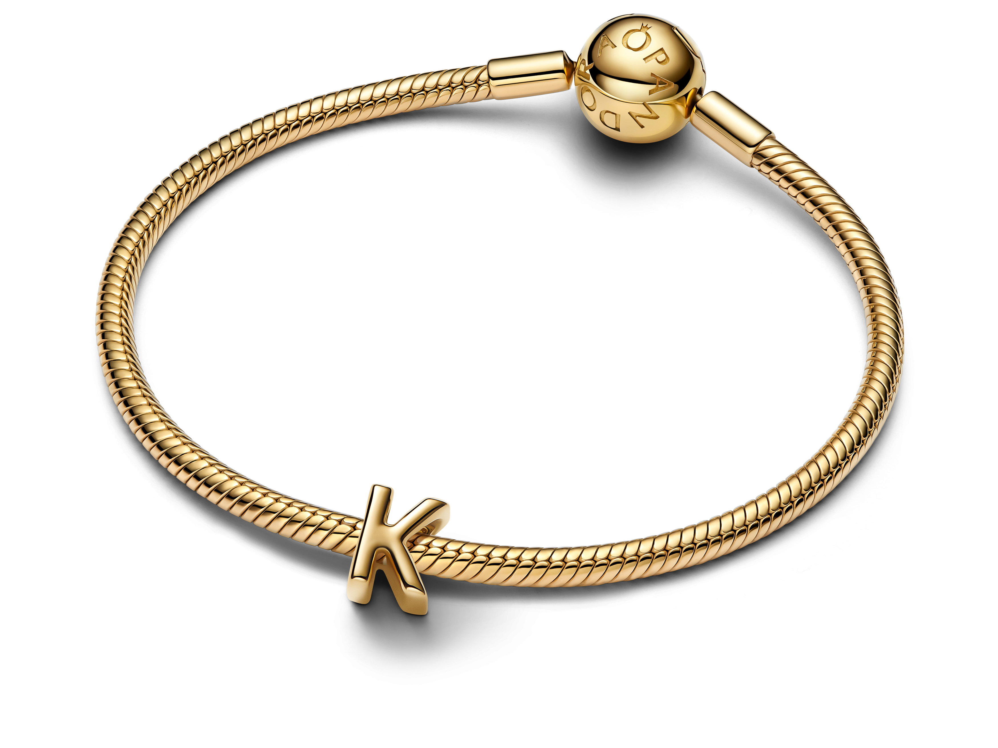Ein feiner, vergoldeter Armband mit einem K-Buchstaben als Charmestück und einer klassischen Pandora Verschlusskugel, in moderner und eleganter Ausführung.