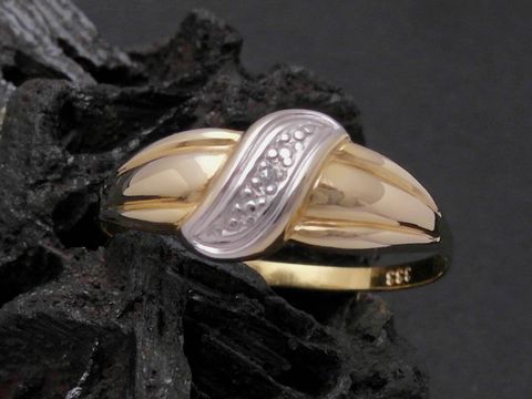 Gold Ring designorientiert Gold 333 bicolor mit Diamant Goldring Gr. 66 Hersteller Juwelier Harnisch über Gr. 60 19. Elegantes Schmuckstück mit geschwungenem Design und hochwertiger Verarbeitung.