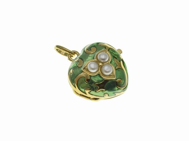 Silber vergoldetes Medaillon in Herzform, nostalgisches Design mit Zuchtperlen und grünem Lack, Hersteller Juwelier Harnisch. Ein elegantes Schmuckstück für besondere Anlässe.