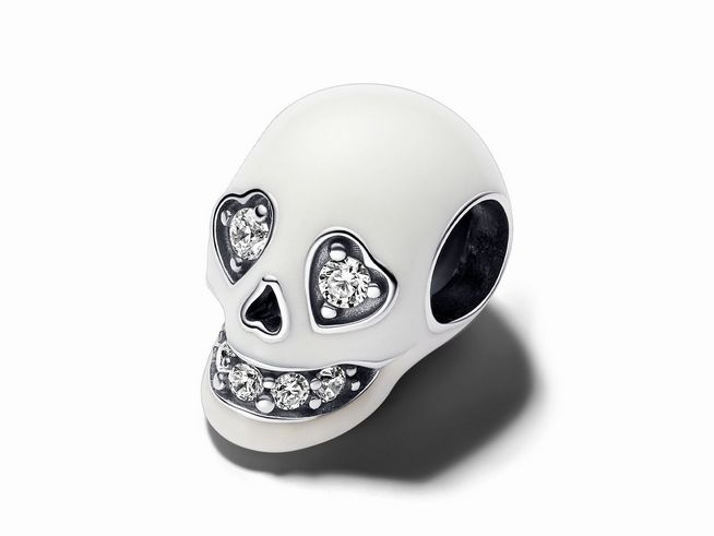 Pandora 792811C01 Totenkopf im Dunkeln leuchtend aus Sterling Silber mit Zirkonia und Emaille, dekoriert mit herzförmigen Augen und einem glänzenden Mund.