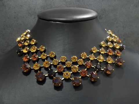 Strass Kette für Frauen in Braun-Mix und goldfarben, Länge 43,5-47 cm, hergestellt von Juwelier Harnisch, Fassung goldfarben. Schmuckstück mit funkelnden Elementen.