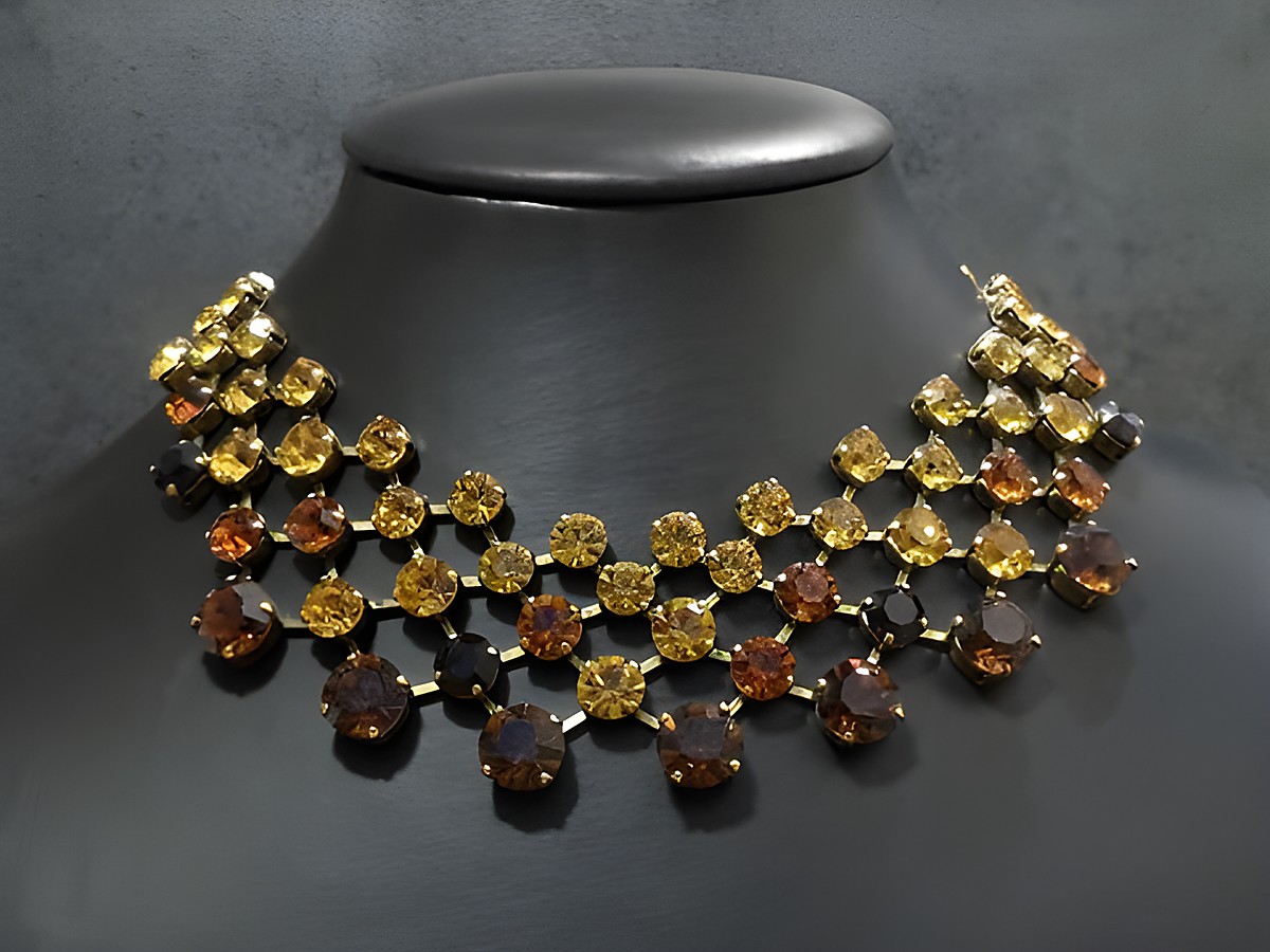 Strass Kette für Frauen in Braun-Mix und goldfarben, Länge 43,5-47 cm, hergestellt von Juwelier Harnisch, Fassung goldfarben. Schmuckstück mit funkelnden Elementen.