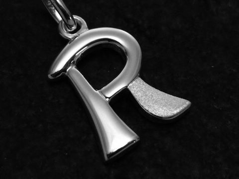 Teilmattierter Buchstabenanhänger R aus Sterling Silber, hergestellt von Juwelier Harnisch, elegant und modern im Design, ideal als persönliches Geschenk oder für die eigene Schmuckkollektion.