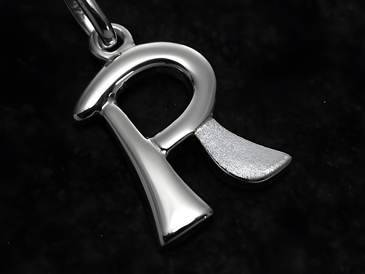 Teilmattierter Buchstabenanhänger R aus Sterling Silber, hergestellt von Juwelier Harnisch, elegant und modern im Design, ideal als persönliches Geschenk oder für die eigene Schmuckkollektion.