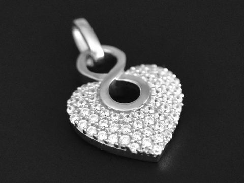 Ein rhodinierter Silberanhänger in Herzform mit einem unendlichen Zeichen, besetzt mit Zirkonia, symbolisiert ewige Liebe, hergestellt von Juwelier Harnisch, Perlen & Steine.