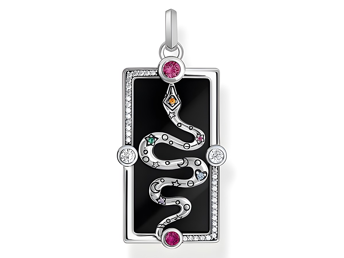 Thomas Sabo Anhänger PE958-473-7 aus Silber mit buntem Emaille und Glas-Keramik Stein, zierten von Zirkonia, zeigt eine elegante Schlange auf einer schwarzen Fläche.