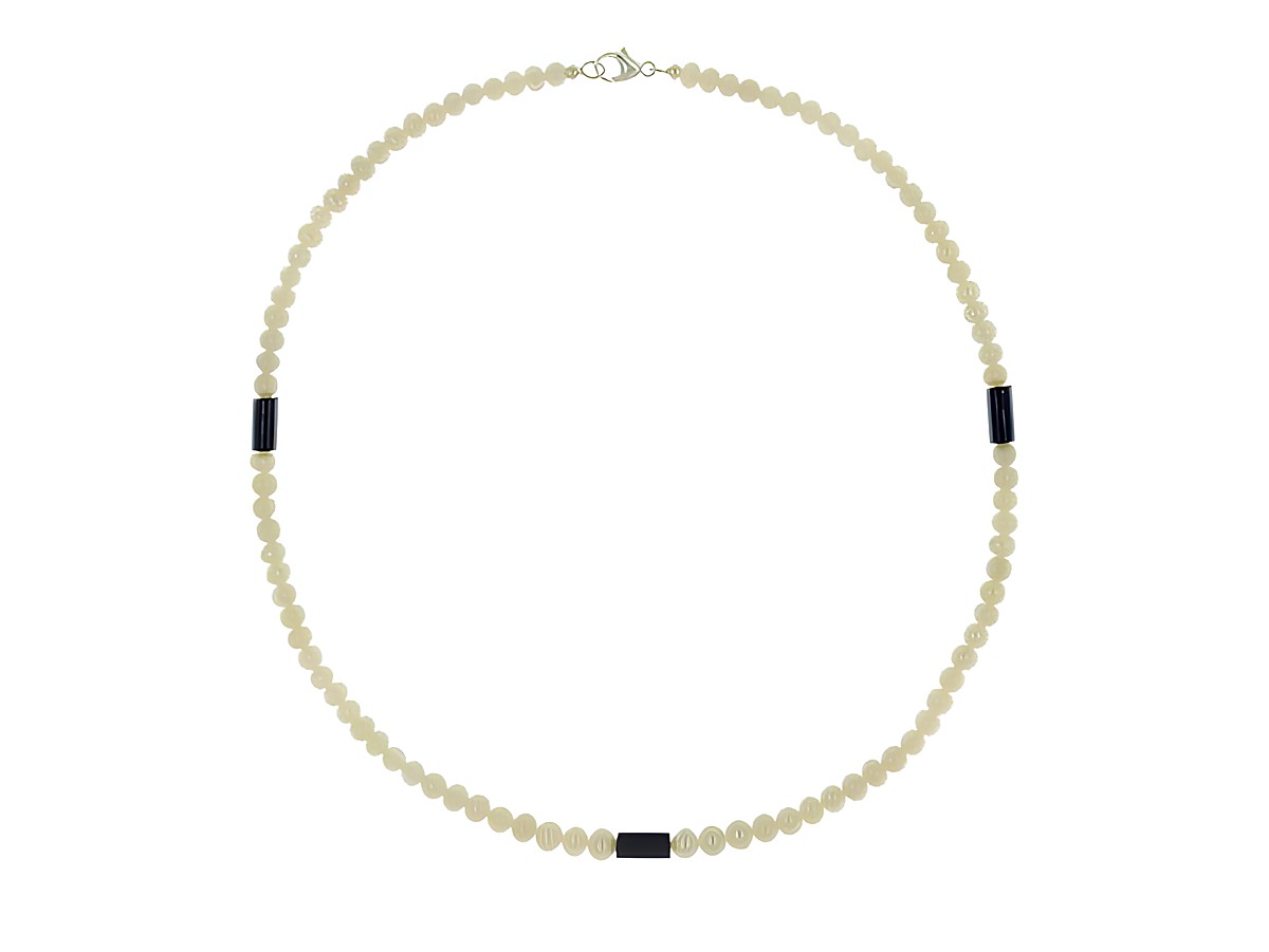 Perlenkette aus Süßwasser-Zuchtperlen in Weiß und Lapislazuli in Blau, 4,5-5 mm, 44 cm lang mit Silberverschluss, Hersteller: Juwelier Harnisch, elegant und zeitlos. – Ansicht 2